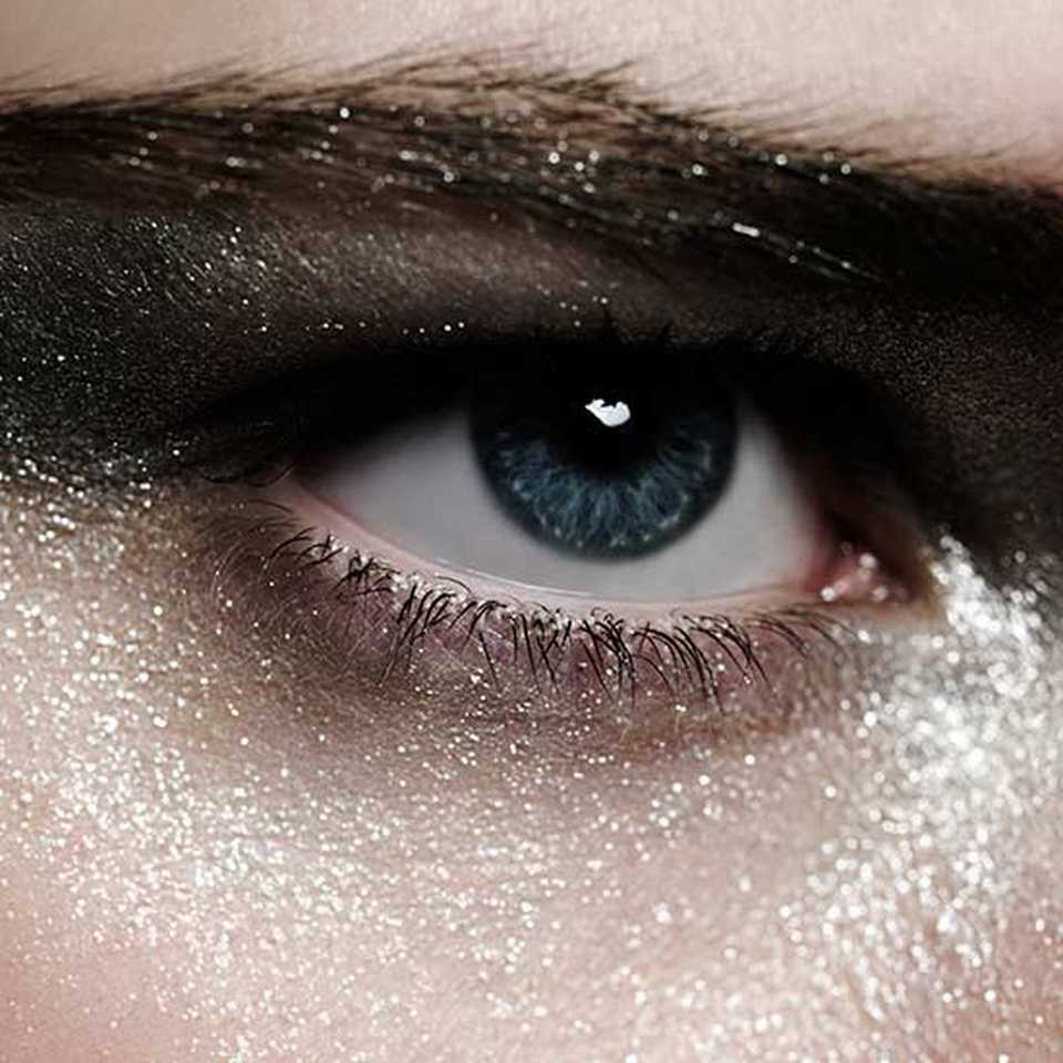 How to Make Silver Glitter Eyeshadows
